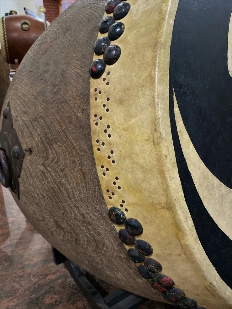 原本就掉了幾顆帽釘，把空缺整理到同一邊