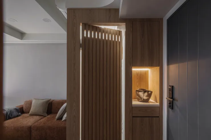 利用隱形門片將儲物間隱身於無形，美觀與實用並行。