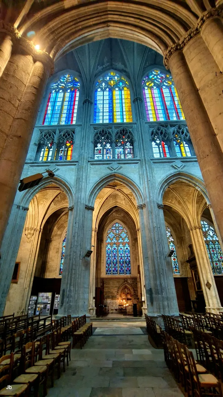 【要光有光彩色玻璃窗令人嘆嗟 仰之彌高無數拱柱連環接穹頂 祭壇與旁廳没繞完腦袋已打結】
