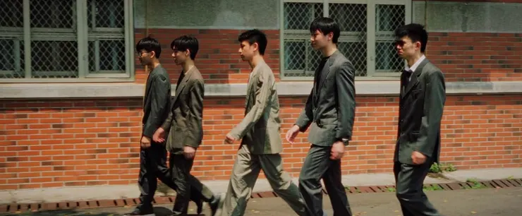 (西裝人登場。影像來源：《Staring Into the Sun》) 