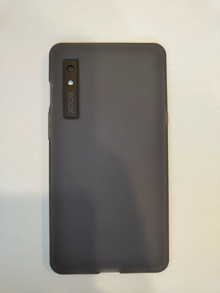 本次Boox Palma 2的官方保護殼是半透明的果凍套，品質比起Palma搭配的矽膠殼質感較差