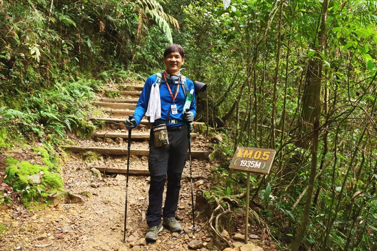 ▲步道路跡清楚，每隔0.5公里就有距離和海拔的標示牌。