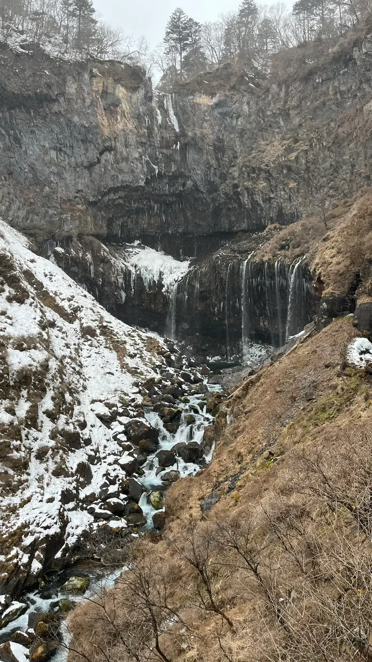 瀑布水與冰同框，形成難得美景。
