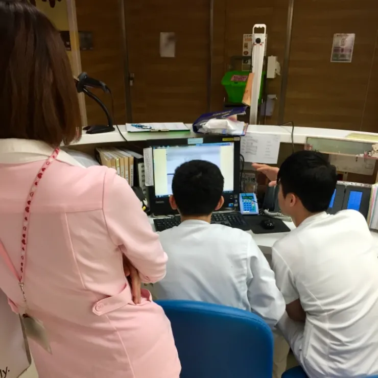 新人間交接班，老鳥在後面旁聽，監督交班品質，出處：本人iPhone 6實拍