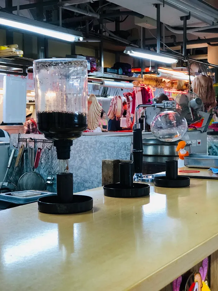 虹吸咖啡（咖啡的背景是豬肉，蠻有趣的畫面）