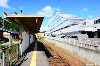 月台上即可見到後方的大型飯店