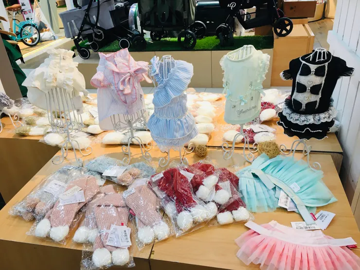 寵物店 好想買給Honey妹穿阿~