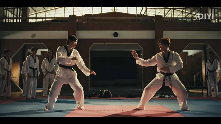 看了空手道、跆拳道和截拳道的預備姿勢，我感覺Carbon像空手＋跆拳道，Jack的預備姿勢更像截拳道。尤其在對戰第二回合的預備姿勢，更能看出Jack的頹勢，這個細節我挺喜歡的。