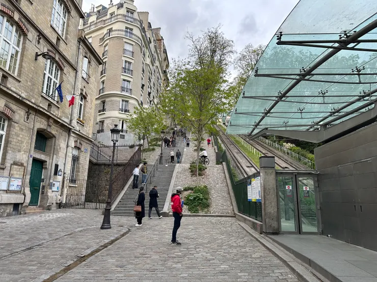 可以選擇爬左邊的坡，或搭右邊的纜車