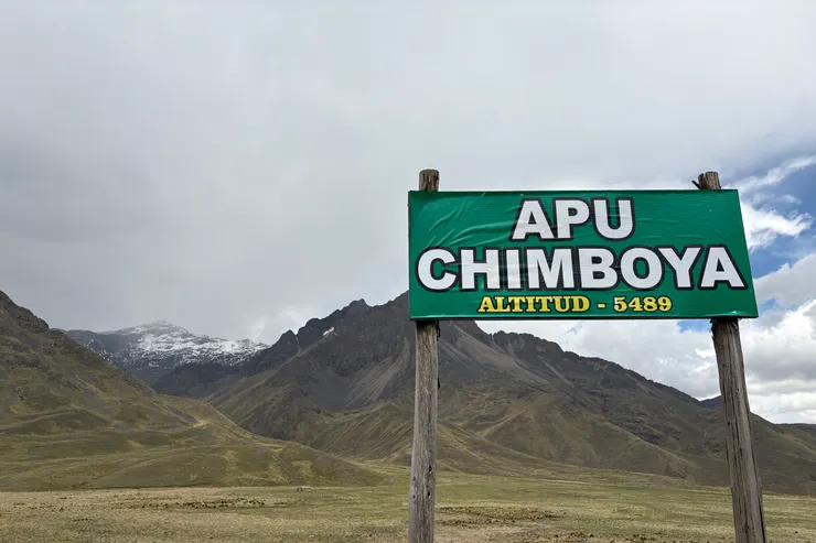 遠處有雪覆蓋的山便是Apu Chimboya