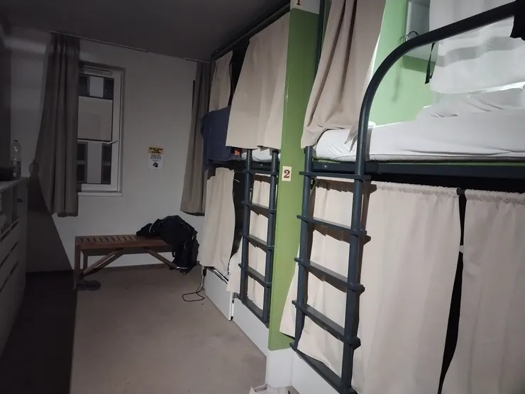 勉強保有一些私人空間的四人床位