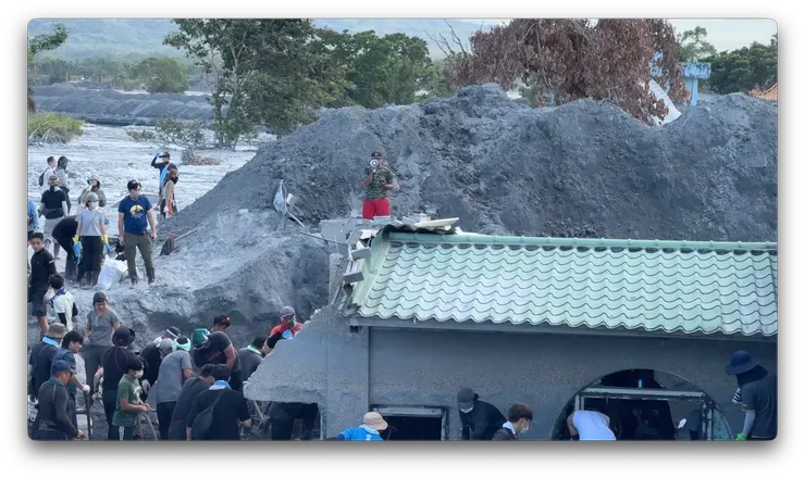 佛祖街河床段指揮大眾的休假軍人