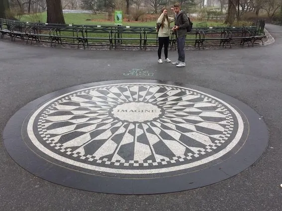 紐約中央公園的「草莓園」紀念牌