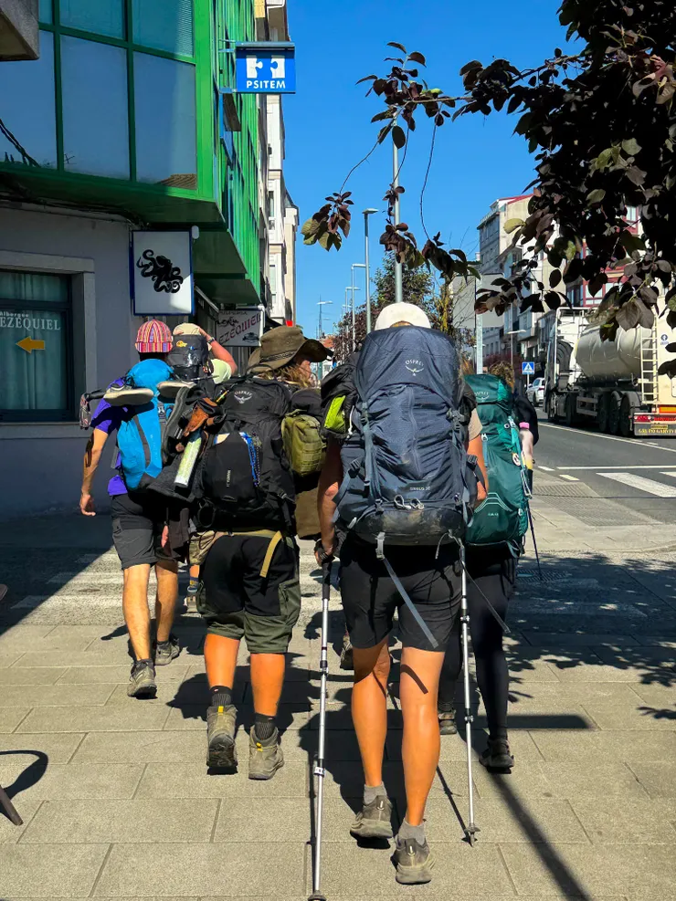 一看就知道是走1個月的朝聖者（聽他們說剛開始走背包很重，走久了就沒知覺了！）