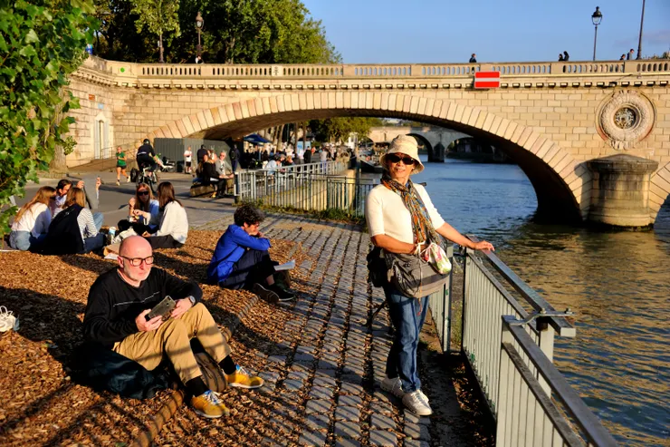 【塞納河觀光船往復岸邊遊人消閑】