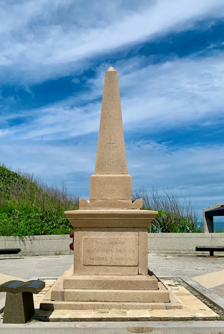 蛇頭山法軍殉職紀念碑