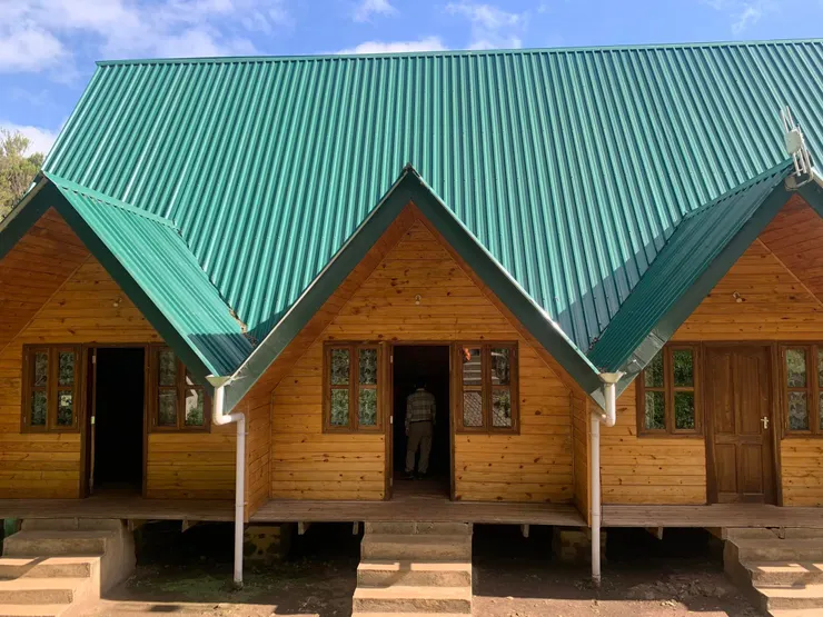 入住新建好的山屋