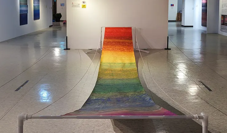 積吶虹光，〈虹橋〉，2019年，壓克力顏料、紙，595X59 cm。