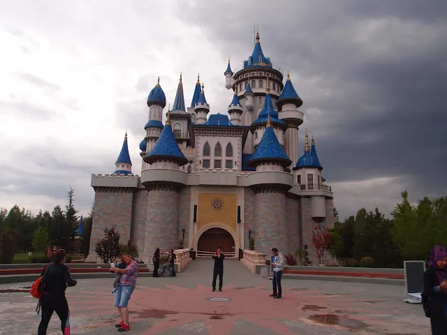 拍城堡的時候天氣不太好，一半快下雨一半陰天