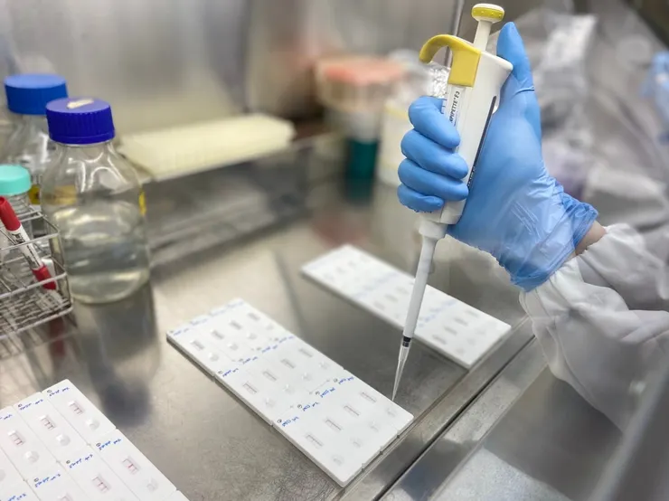 偉喬生醫「立百病毒抗原快篩試劑」（For RUO），無需實驗室設備即可操作，採取去中心化即時檢測（POC），正積極與各國合作進行更多驗證。（資料來源：偉喬生醫）