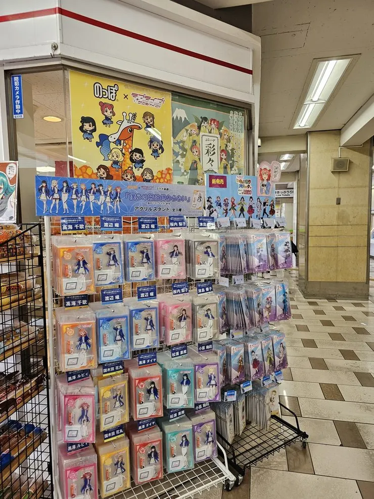 剪票口外便利商店先行販售的新幹線合作壓克力牌(不過現在其他地方也買的到了，像是gamers之類的)