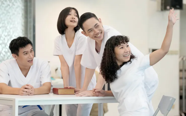 在各自的軌道上盡心盡力的小人物們，導演稱之為四位小精靈（程時雍、邱逢樟、賴震澤、李筠媗飾）攝影：張大魯