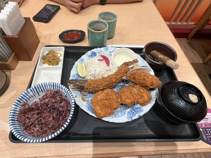 軟殼蝦海陸三拼定食。
