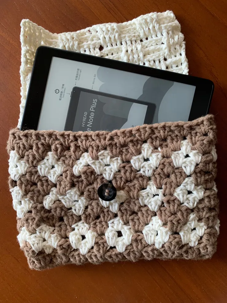 與電子書閱讀器合照一張。