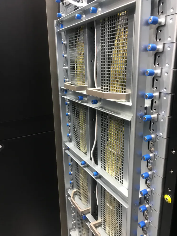 數量非常多的高速傳輸光纖，用來溝通不同機櫃位置的GB200資料訊號，使之能即時資料同步，避免形成計算上的瓶頸
