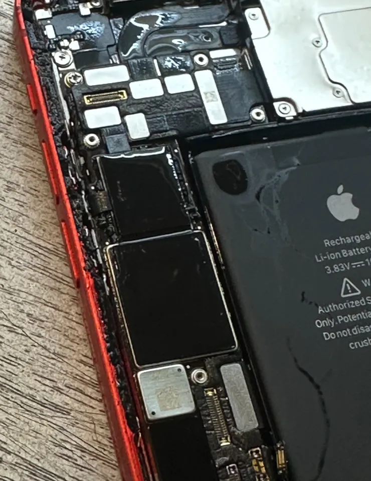 iPhone 12遇水泡水