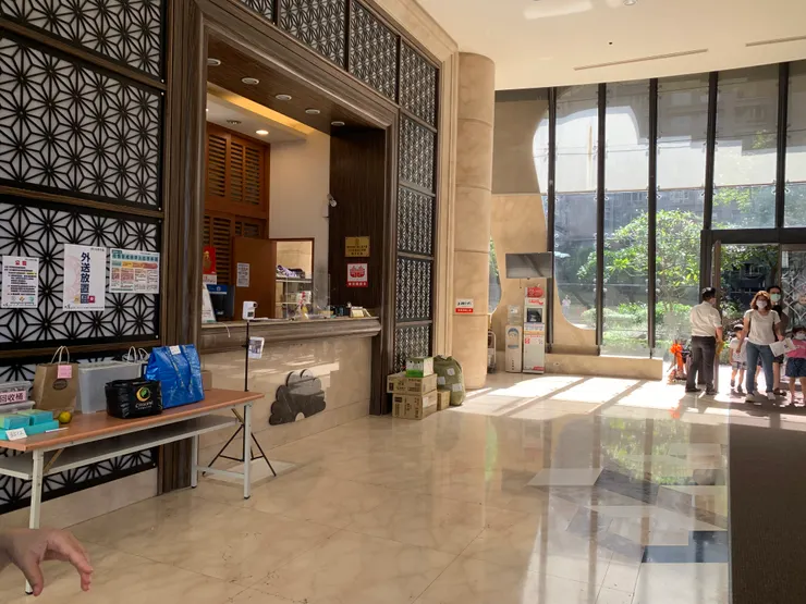 大廳管理室明亮，包裹也沒有隨意堆放。