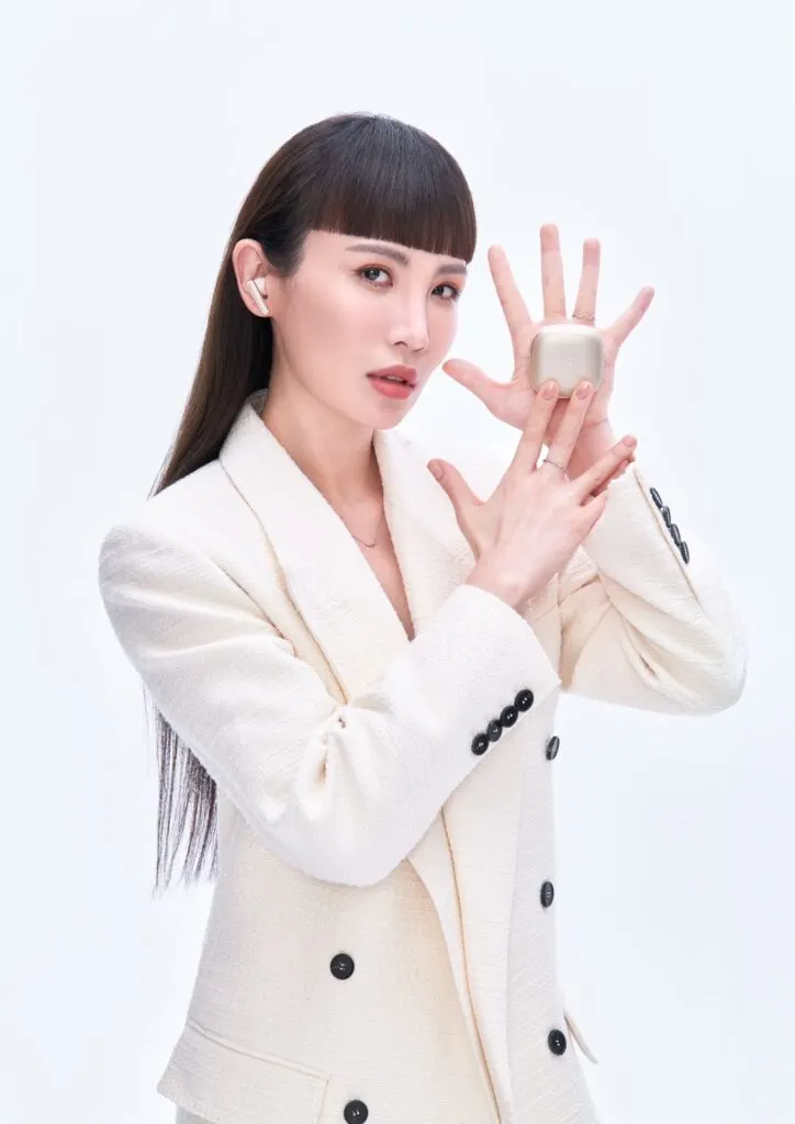 ▲魏如萱親自配戴soundcore全新力作「Liberty 5 降噪真無線藍牙耳機」,讚賞其強效降噪與細膩音質,更直呼這台已成為她近期的生活新寵。