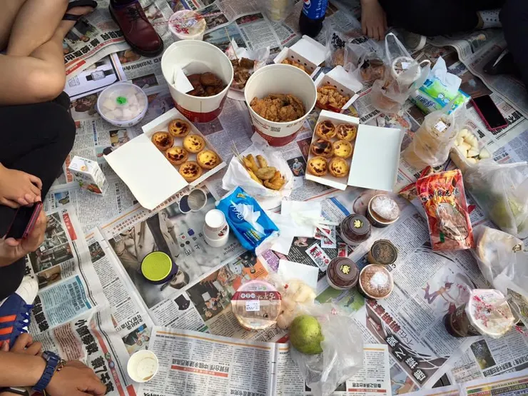 既然文章和速食店有關，那就來張大學時期用報紙當野餐墊到舊鐵橋吃速食的我們🍗