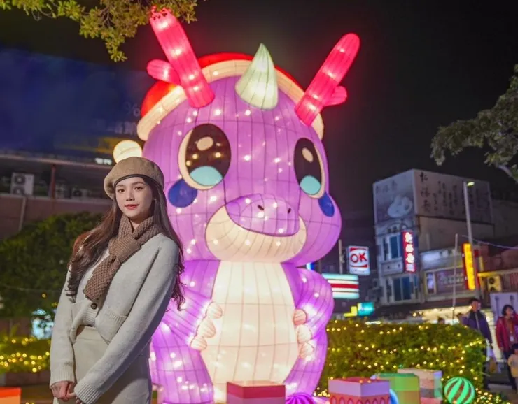 老街廣場可愛Q版小恐龍(夜間照片)