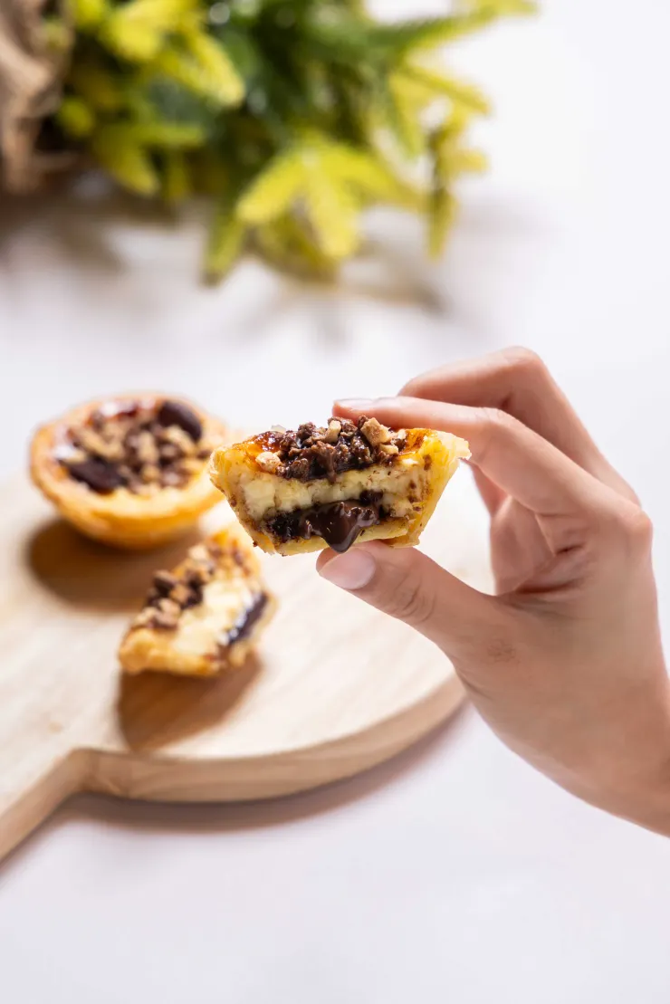 「奇巧可可流心三重奏蛋撻」將肯德基經典的蛋撻與KITKAT®招牌的威化巧克力完美融合,創造出一口三重驚喜的全新體驗