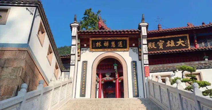 通慧禪林的宏大大門,門口有階梯通往寺廟,並且有中式建築的裝飾與金色大字。
