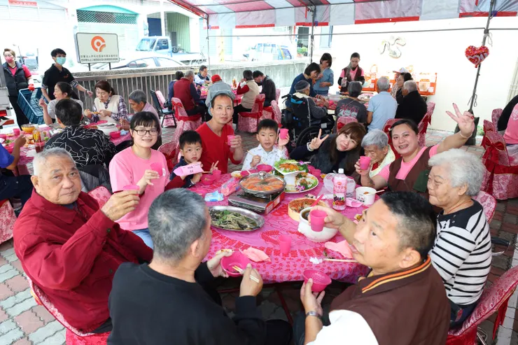 (圖說:伊甸雲林二崙頤福社區式長照機構舉辦「愛圍爐」活動,讓長輩、家人及工作人員集聚一堂,共同圍爐迎新年,現場洋溢溫馨的年節氣氛。)