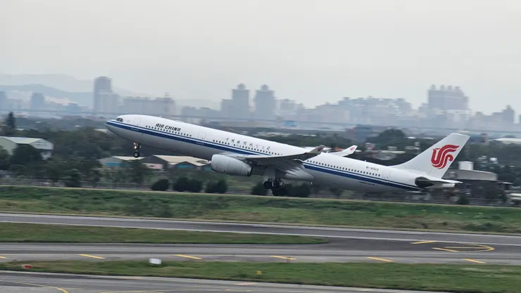 這是國航的空中巴士A330-300型廣體雙走道客機!