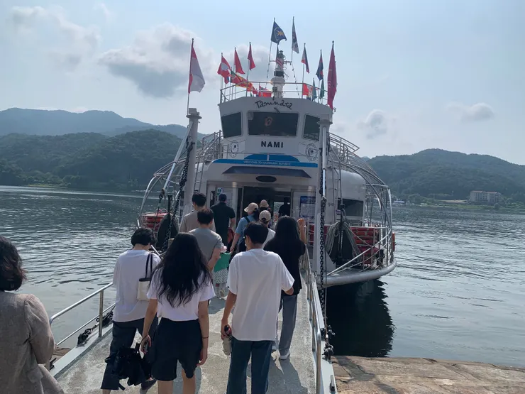 前往南怡島的船來了，請登船！看到不明昆蟲，可請工作人員處理。我們遇到一隻蜜蜂，工作人員以帽子擊落。