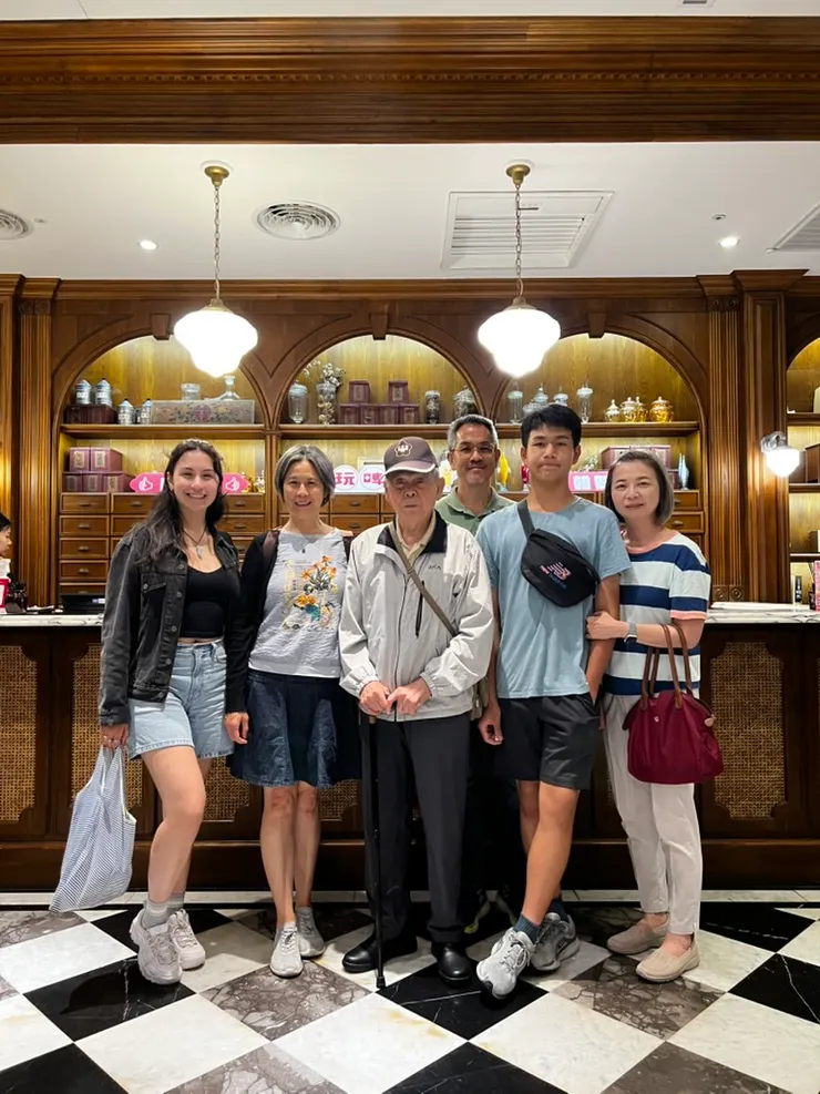 晚餐吃完了，在古色古香的櫃檯照張合照