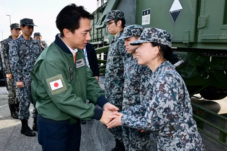 日本防衛大臣小泉進次郎11月22日至23日到訪宮古島、石垣島、與那國島的軍事基地進行訪問。圖片來源：@ModJapan_jp/X