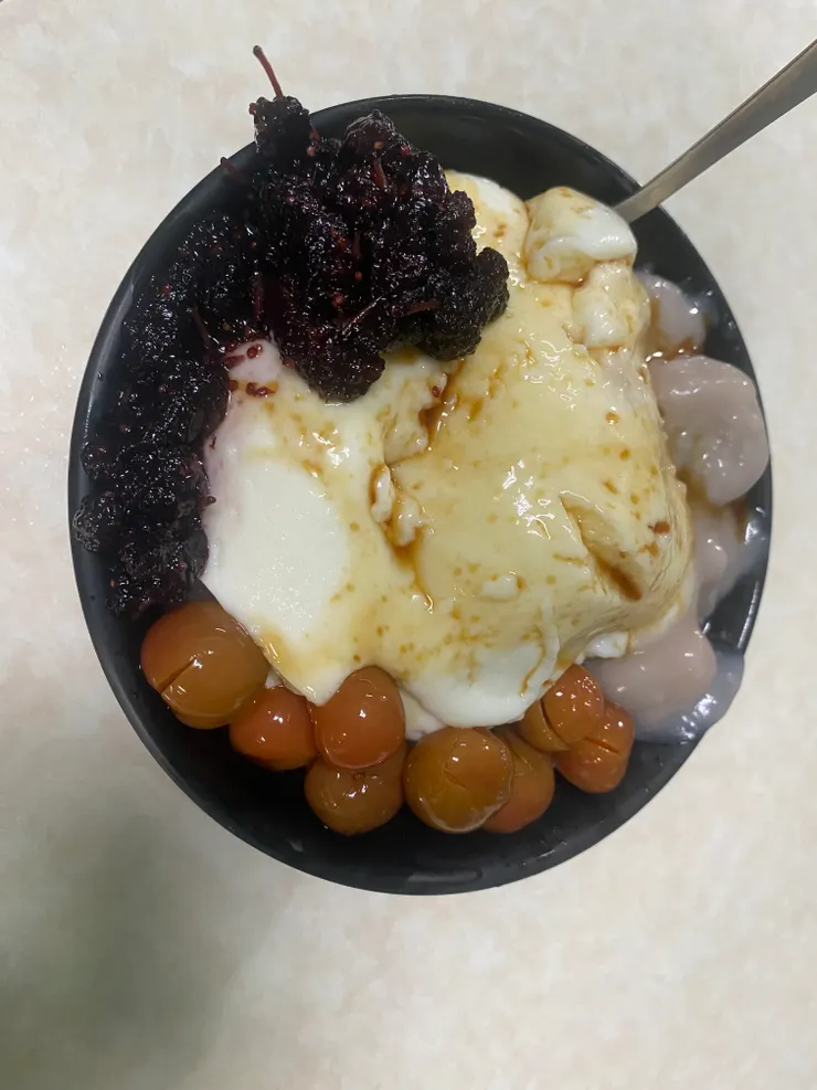 我的鮮奶豆花，加桑椹、李子、芋頭