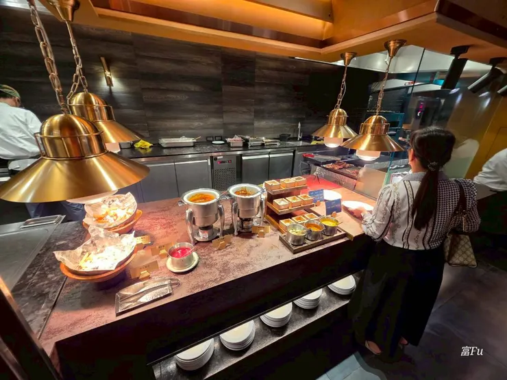 主打現切肋眼牛排、迷迭香羊排。