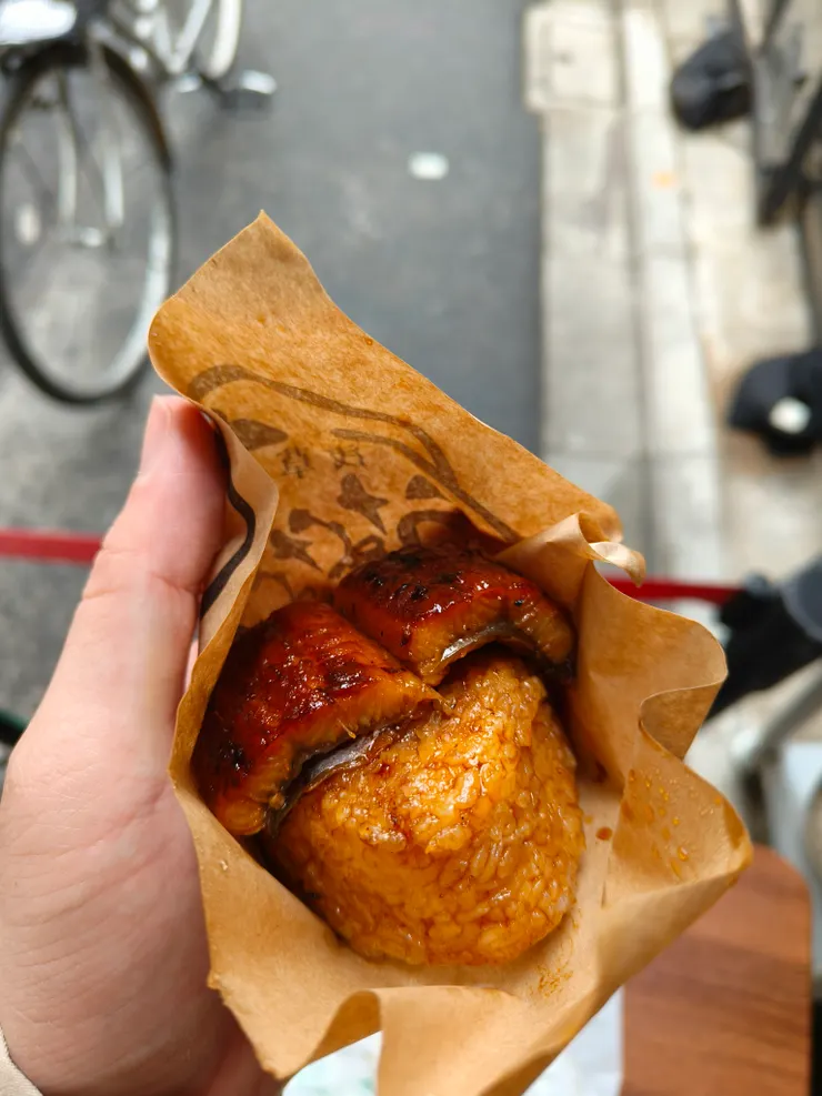 裏滿醬汁的飯糰配上不算小的鰻魚