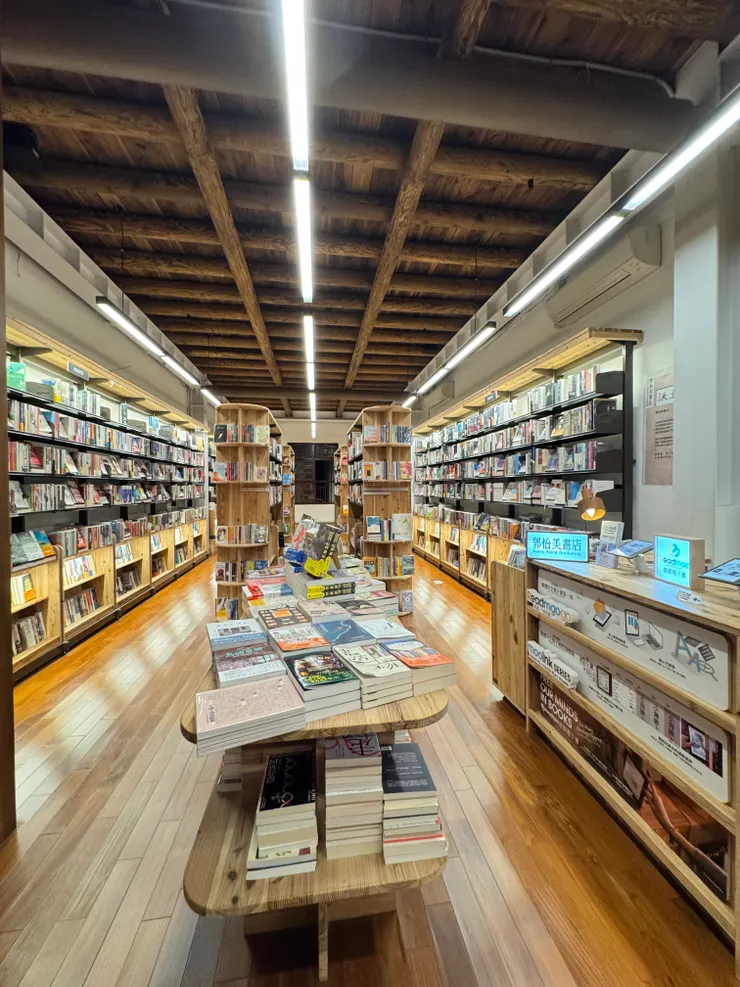 2樓的依照主題陳列的圖書空間
