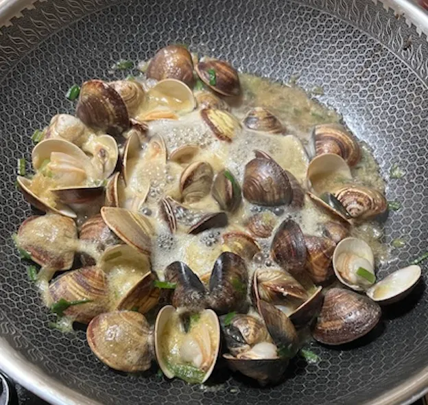 新鍋拿來炒蛤蠣試做，photo by bookarchery