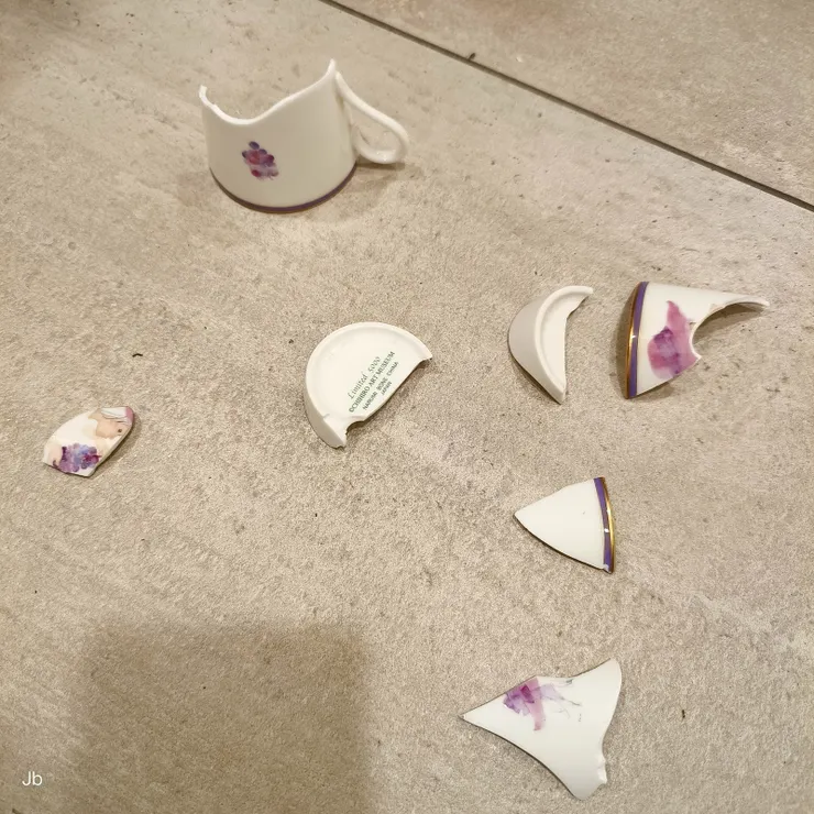 【失手的霎那但願不是在真實世界 没有奇蹟磁磚地咖啡杯鏗鏘碎裂】