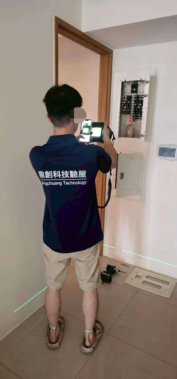 使用頂尖熱顯像儀檢測衛浴天花板，確認是否有隱藏滲漏水風險