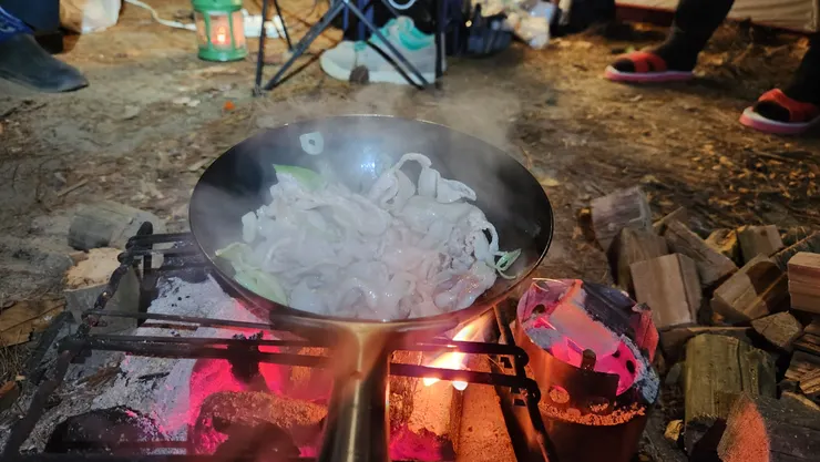 還有肉片，那就來炒金針菇。