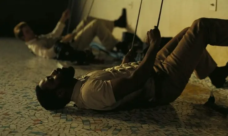 看到預告片以為這是使用最新的逆轉技術來攻堅，原來只是一般現實生活會用的工具？